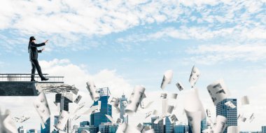 Kağıtları kocaman bir boşluk ile beton köprü üzerinde gizli tehditler ve riskler sembolü olarak uçan arasında blindfolded yürüyüş iş adamı. Cityscape görünümü arka plan üzerinde. 3D render.