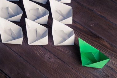 Tahta masadaki origami tekneleri.