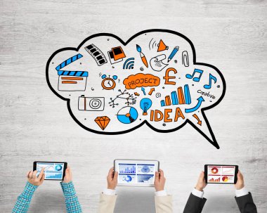 Ellerinde cihazlar bulunan bir grup insan, iletişim ve ağın sembolü olarak birlikte çalışıyor.