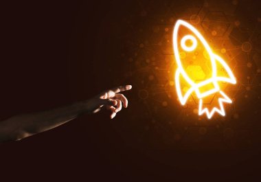 Koyu arkaplanda parlayan roket simgesi ve insan eli