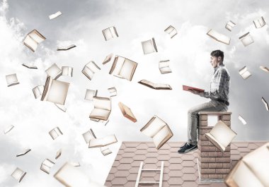 Kırmızı ile evin baca üzerinde oturan adam gülümseyen genç elinde kitap