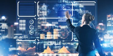 Sanal panel ve gece şehir vasıl geçmiş çalışma iş kadını arkadan görünüm