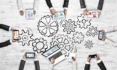 Ellerinde cihazlar bulunan bir grup insan, iletişim ve ağın sembolü olarak birlikte çalışıyor.