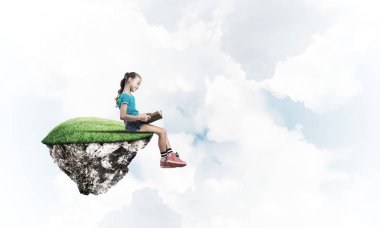 Gökyüzünde yüzen bir adada oturan tatlı, gülümseyen bir kız.