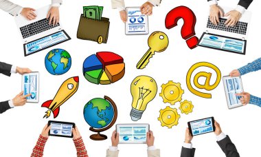 Ellerinde cihazlar bulunan bir grup insan, iletişim ve ağın sembolü olarak birlikte çalışıyor.