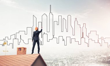 Mühendis, evinin çatısına geri döndü ve şehri çiziyor. Karışık ortam