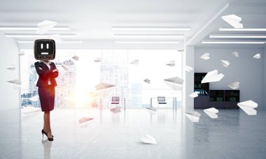 Kağıt uçaklar ofis binası içinde uçan arasında duran iş kadını kıyafetli kafa silah tutmak yerine eski bir Tv ile geçti. 3D render.