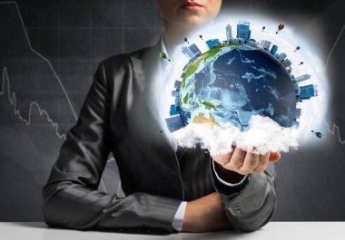 İş binaları ile dünya küre elinde tutmak ve uçan balon takım elbiseli adamı closeup. Bu görüntü unsurları Nasa tarafından döşenmiştir.