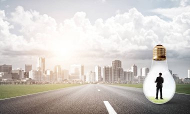 Genç işadamı asfalt yolda ampulün içinde mahsur kaldı.