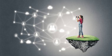 Yüzen adada tatlı bir gülümseme sunan sosyal bağlantı konsepti