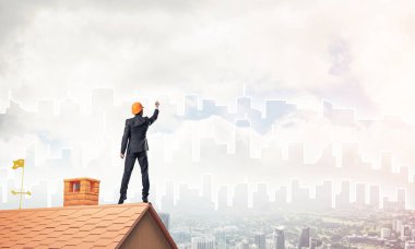 Mühendis, evinin çatısına geri döndü ve şehri çiziyor. Karışık ortam