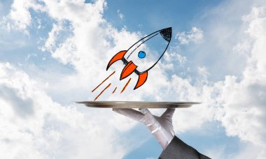 Garson kızın elinde beyaz eldiven ile bulutlu gökyüzü arka plan üzerinde metal tepsi üzerinde kabataslak uçan füze sunma kırpılmış görüntü.