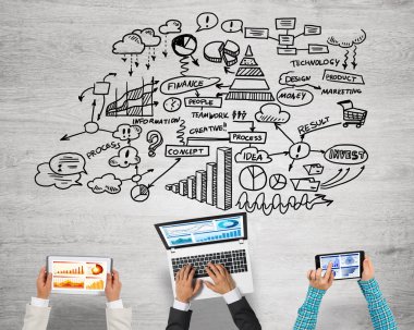 Ellerinde cihazlar bulunan üç kişilik bir grup iletişim ve ağ oluşturma sembolü olarak birlikte çalışıyor.