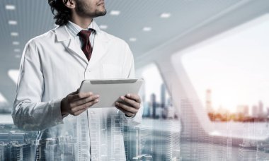 Çift pozlama bir beyaz steril önlük ayakta hastane ofis ve arka plan üzerinde modern cityscape görünümü içinde kendine güvenen doktor. Modern tıp sektöründe kavramı