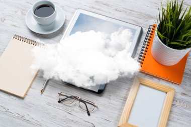 Üstten Görünüm başı işleri ve hala office yaşam sunma üstünde bulut ile modern çalışma alanı'nın. Karışık teknik.