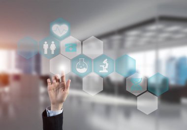 Kadın eli tıp konseptiyle medya ekranının simgesine dokunuyor