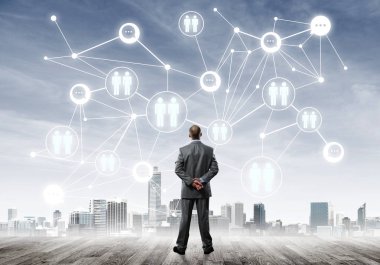 Modern şehir manzarası ve bağlantı konseptine bakan işadamlarının arka planı