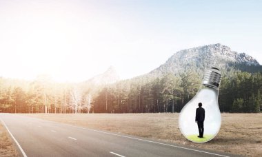 Genç işadamı asfalt yolda ampulün içinde mahsur kaldı.