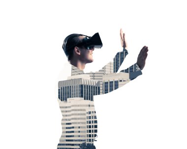 Sanal gerçeklik kulaklığı olan genç bir adam ya da şehrin arka planında 3 boyutlu gözlüklü.