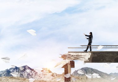 Gizli tehditlerin ve risklerin sembolü olarak beton köprüde gözü kapalı yürüyen bir iş adamı. Arka planda gökyüzü ve doğa manzarası. 3B görüntüleme.