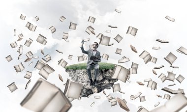 Komik adam kırmızı gözlük ve yüzen ada üzerinde oturan ve kitap okuma takım elbise