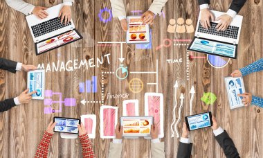 Ellerinde cihazlar bulunan bir grup insan, iletişim ve ağın sembolü olarak birlikte çalışıyor.