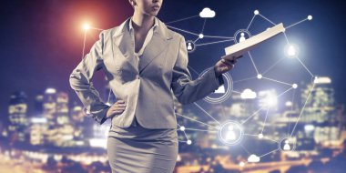 Elinde kağıtlar, arka planında da bağlantı hatları tutan iş kadınının kapatılması