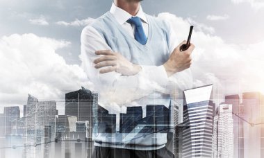 Çift Pozlama akıllı-casual giyim yasaktır boru ve iş ve medya arayüzü ile modern cityscape kendinden emin ve genç işadamı. Modern iş için yeni teknolojileri kavramı.