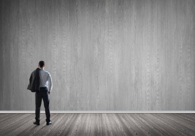 Boş beton odada kendine güvenen zarif iş adamının arka planı