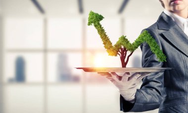 Garson kızın elinde beyaz eldiven yeşil büyüyen grafik arka plan üzerinde office manzaralı metal tepsi üzerinde sunma kırpılmış görüntü.