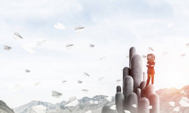 Kağıt uçaklar güzel manzara ile arka plan üzerinde uçan arasında taş sütunlar üzerinde dururken kafasına silah tutmak yerine eski bir Tv ile takım elbiseli işadamı geçti. 3D render.