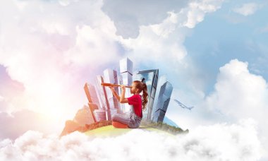 Şehrin yüzen adasında dürbünle bakan tatlı bir kız.