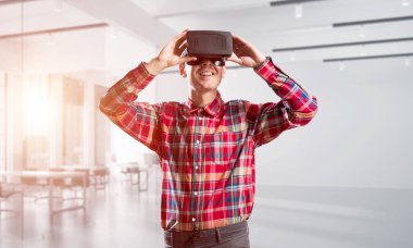 Sanal gerçeklik kulaklık veya 3d gözlük odasında oyun oynama ile genç adam