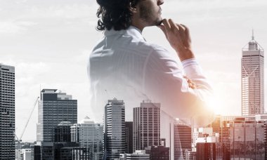 Cityscape modern görünümü ve medya arayüzü ile beyaz steril önlük emin doktor çift pozlama.