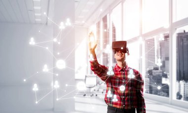 Sanal gerçeklik kulaklık veya sosyal bağlantı arka plan üzerinde 3d gözlük ile genç adam. Karışık teknik