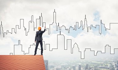 Mühendis, evinin çatısına geri döndü ve şehri çiziyor. Karışık ortam