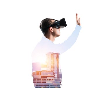 Sanal gerçeklik kulaklığı olan genç bir adam ya da şehrin arka planında 3 boyutlu gözlüklü.