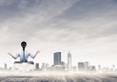 Zarif iş adamı kafa yerine bulutların ve kameraların üzerinde yüzüyor.