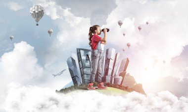 Sevimli kız şehir yüzen ada dürbün içinde seyir üzerinde