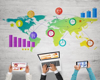 Ellerinde cihazlar bulunan üç kişilik bir grup iletişim ve ağ oluşturma sembolü olarak birlikte çalışıyor.