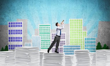 Arka plan üzerinde çizilmiş cityscape belgelerle yığını dururken fifre oynamak iş adamı. Karışık teknik.