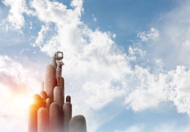 İş kadını kafasına silah tutmak yerine eski bir Tv ile takım elbiseli güzel manzara ile taş sütunlar tepesinde dururken arka plan üzerinde çarpı işareti.