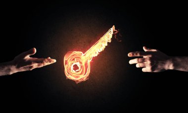 Anahtar simgesi parlayan alev gösterilen işadamı el kapatın