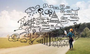 Açık havada mühendis kadının arka planı ve ekrana konsept çizimi