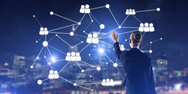 Gece şehir manzarasına karşı sosyal bağlantı medya kavramı ile çalışan iş kadınlarının arka planı