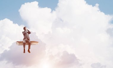 Genç kitap üzerinde oturan ve avuç içi gözlerle kapsayan bir işadamı şok