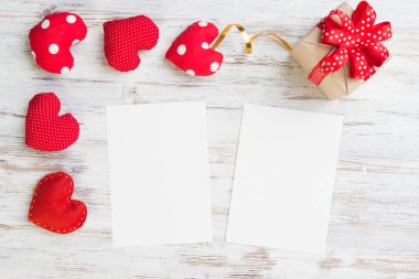 Sevgi kalpleri ve ahşap masa üzerinde boş kağıt