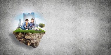 ECO konsepti yüzen ada ve üzerinde kitap oturan çocuklar.