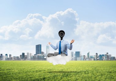 Zarif iş adamı kafa yerine bulutların ve kameraların üzerinde yüzüyor.