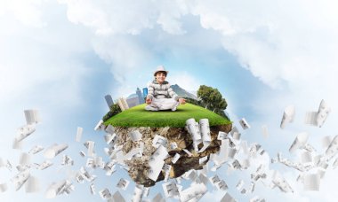 Genç küçük çocuk gözleri kapalı ve Adası arasında kağıtları ile bulutlu gökyüzü arka plan üzerinde uçan uçan üzerinde meditasyon sırasında konsantre seyir tutmak. 3D render.